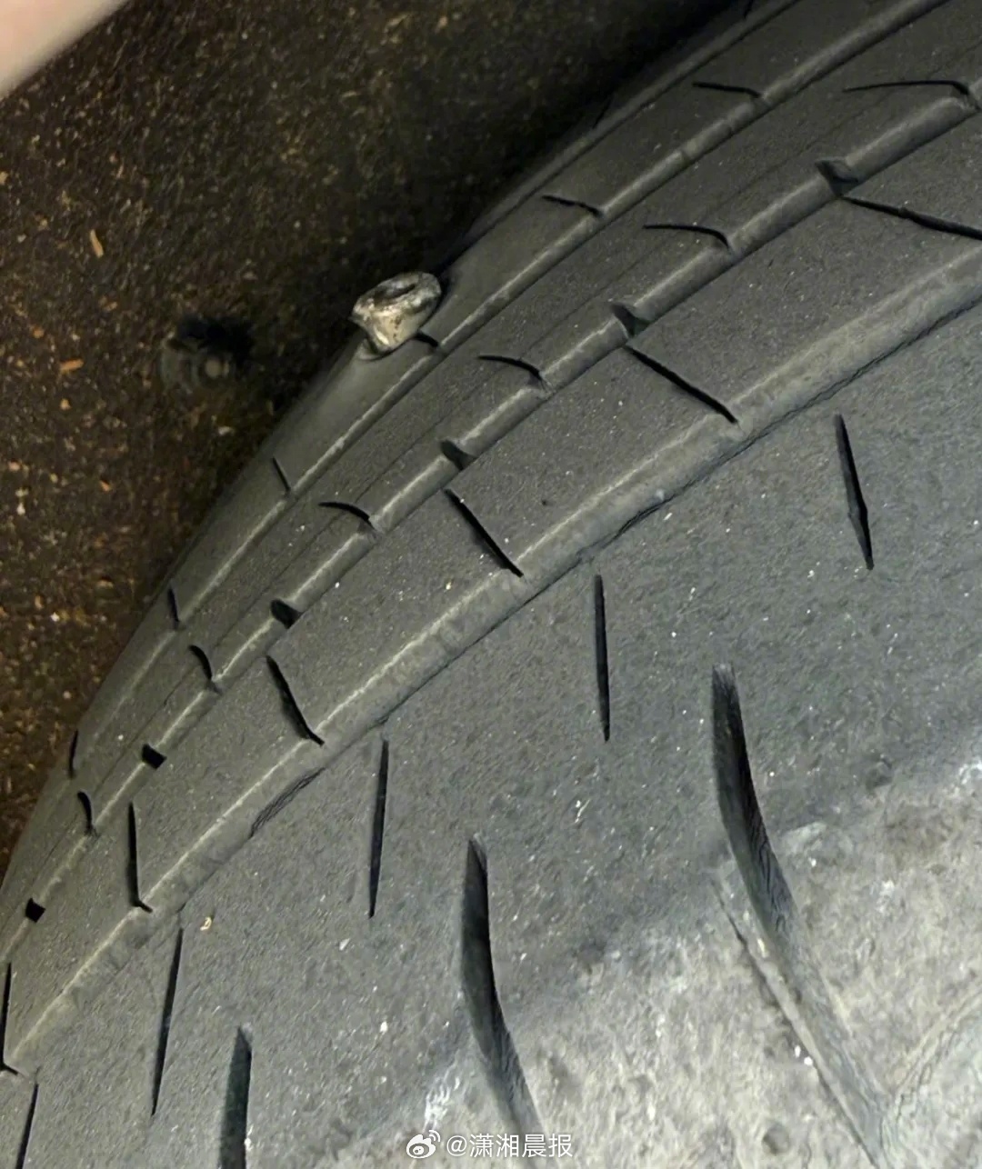 #十余辆汽车在高速被遗落铁片扎爆胎#【十余辆汽车在金华高速被货车遗落的铁片扎爆胎