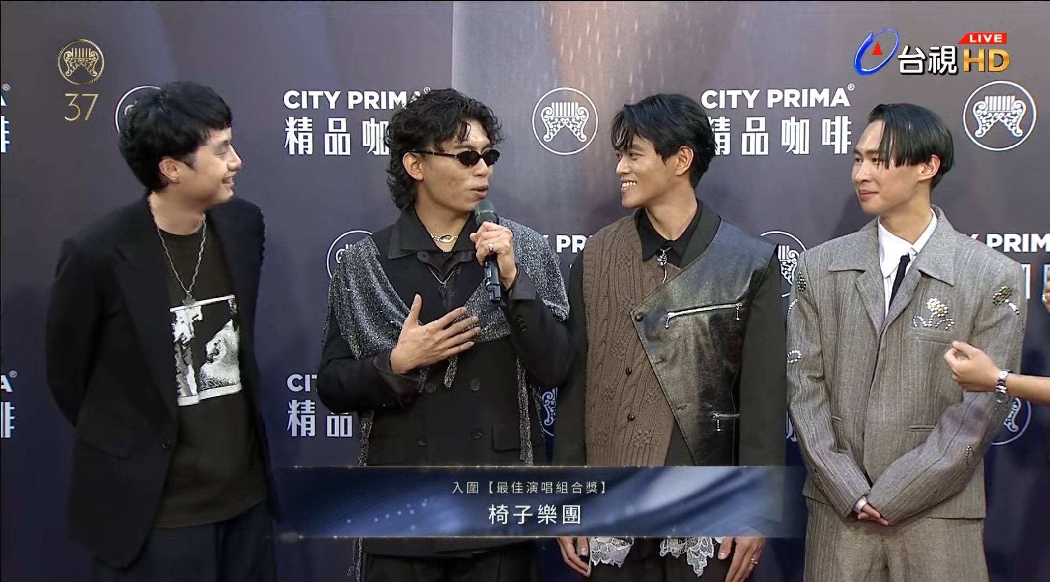 现在向我们走来的是入围37届金曲奖「最佳演唱组合」的椅子乐团！！ 