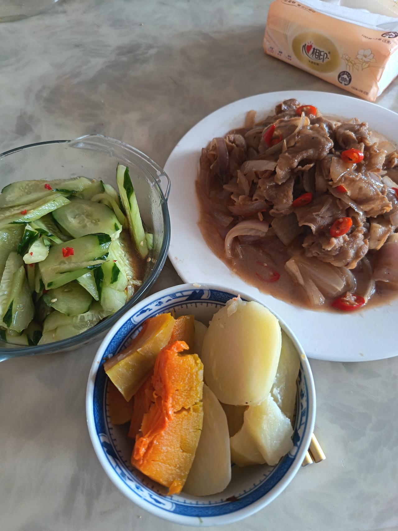 之前我在写小作文，说我现在伙食费，一个月一人将近3000元，很多网友不相信，说老