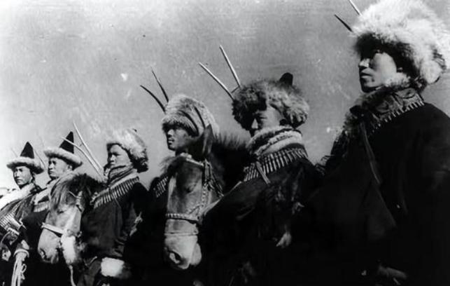 1937年，俩马家军骑马的兵截住一个掉队的西路军兵，翻遍全身后打算拉去活埋。旁边