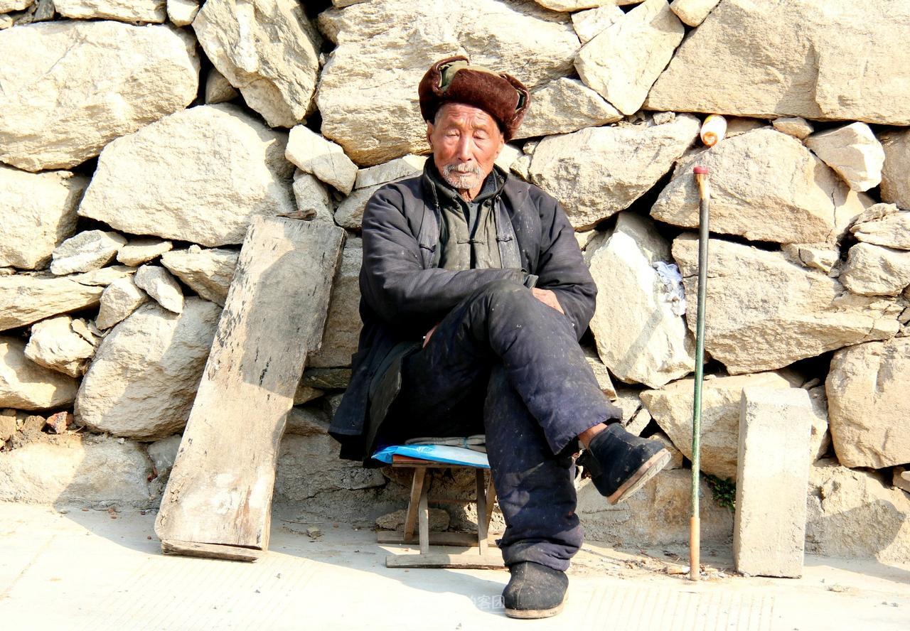 我们村有个邻居，我估摸着他比我年长不少——我小时候，他就已经是个大小伙子了。具体