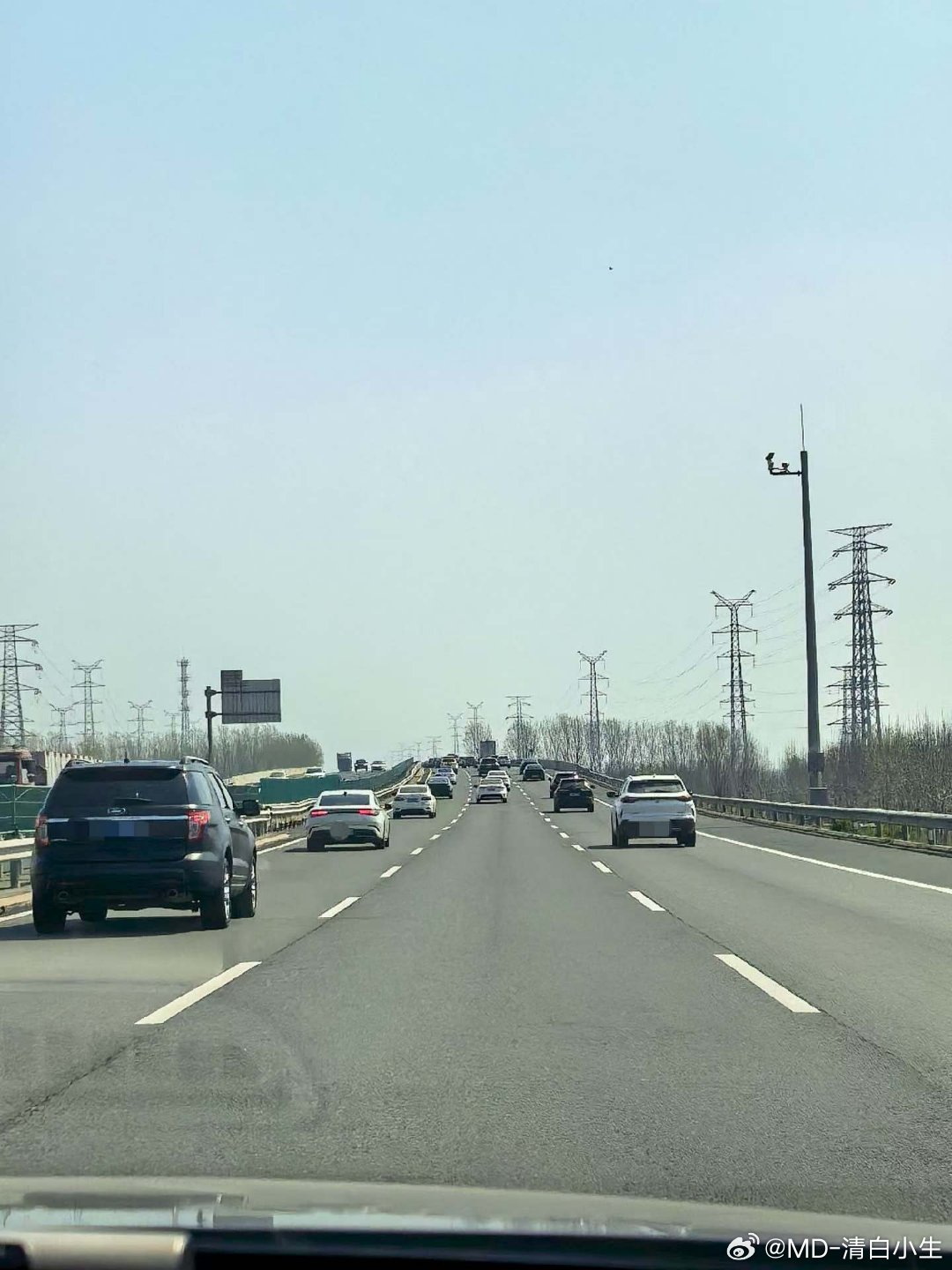 假期最后一天，路上的车还是挺多的，希望今天不刮大风 