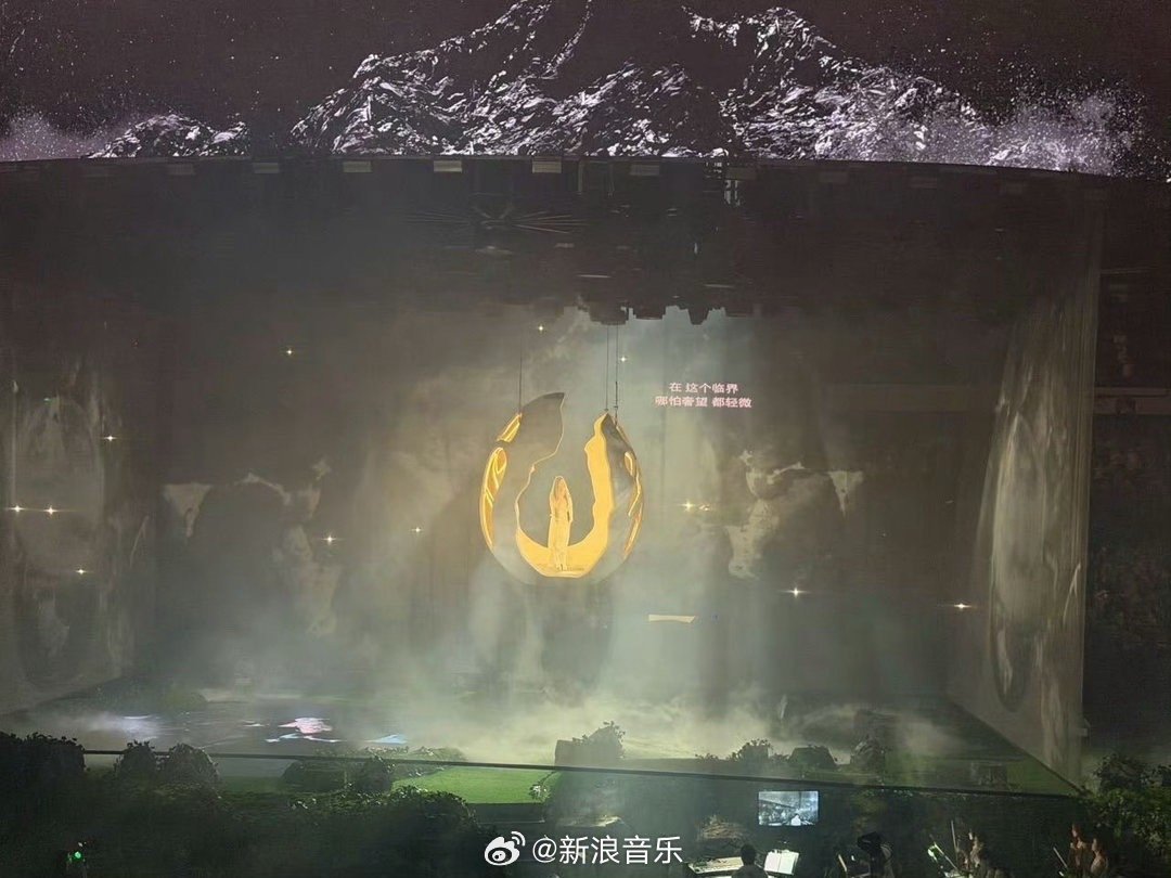 单依纯深圳演唱会泪洒现场单依纯深圳演唱会哭了 单依纯深圳演唱会，她哭了好几次。第