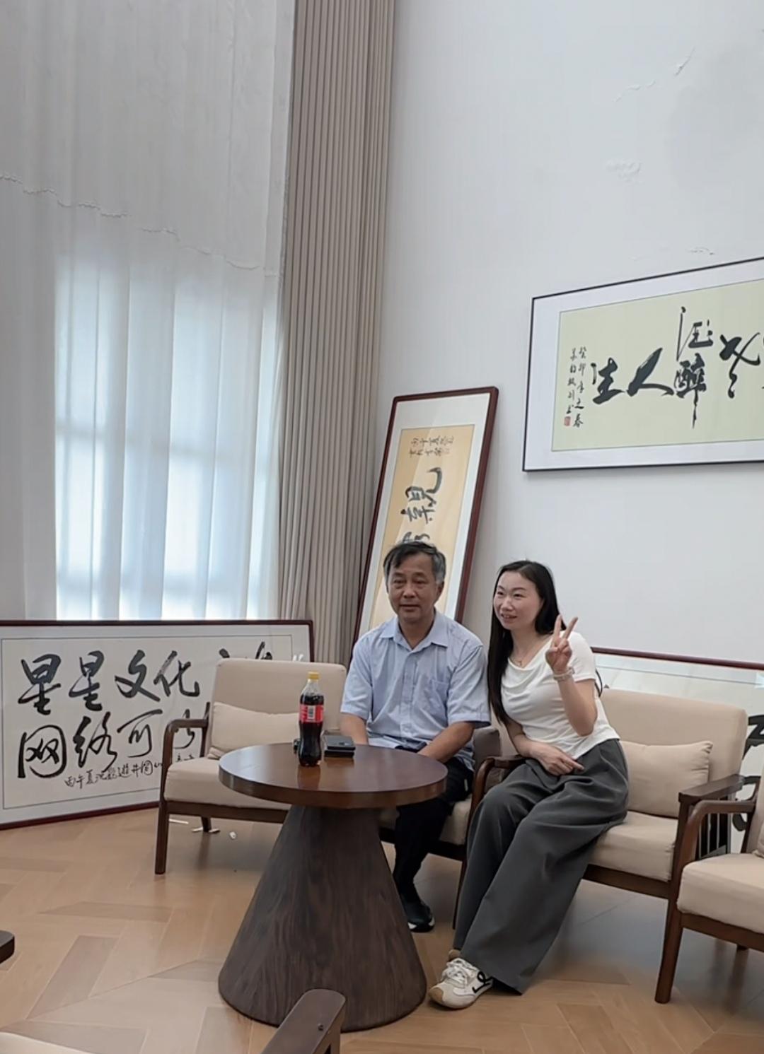 沈巍深受女粉丝们的喜欢，这种喜欢有别于董宇辉的丈母娘，更像一种同龄男女之间的精神