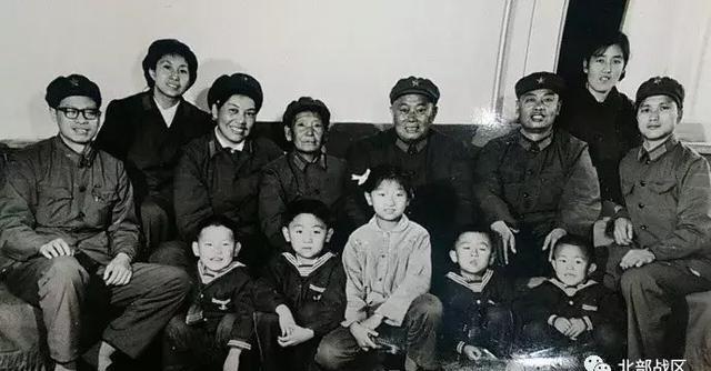 他是毛主席身边的警卫员，年仅十五岁的他便伴随在毛主席的身侧。之后随着红军长征，主