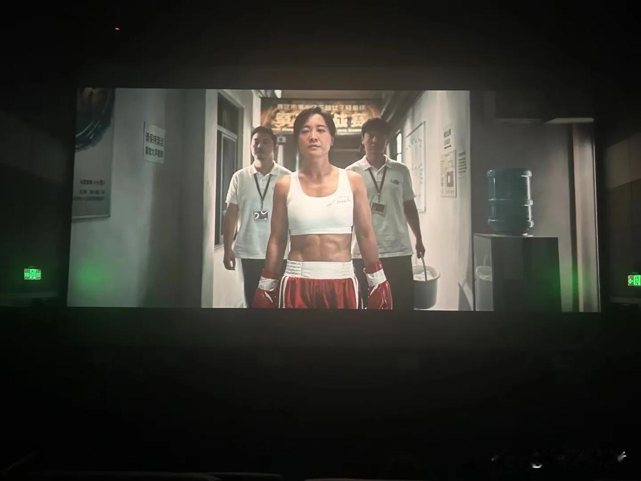 不少人对贾玲瘦身成功后的样子嗤之以鼻
我想说那是因为你没有真正看懂《热辣滚烫》

