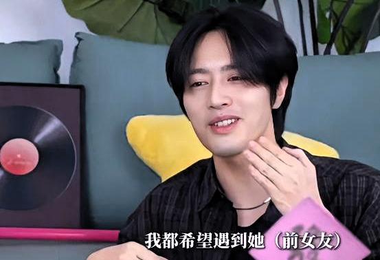 罗正的经纪人，当着全网的面，替他问了好几年前的前女友一句：你后悔了吗？我听完，替