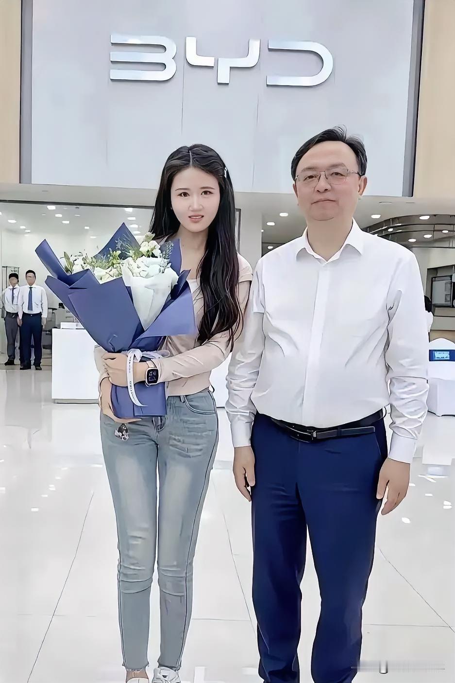 下面是比亚迪创始人，董事长兼总裁王传福和川妹子的合影，川妹子的确漂亮，大方，估计
