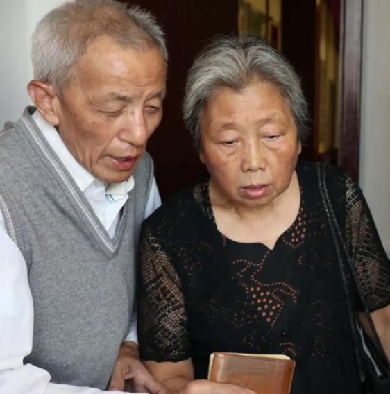 2013年，61岁知青刘宝华重返米脂县，看望他的初恋马凤兰。谁知，她竟给自己生了