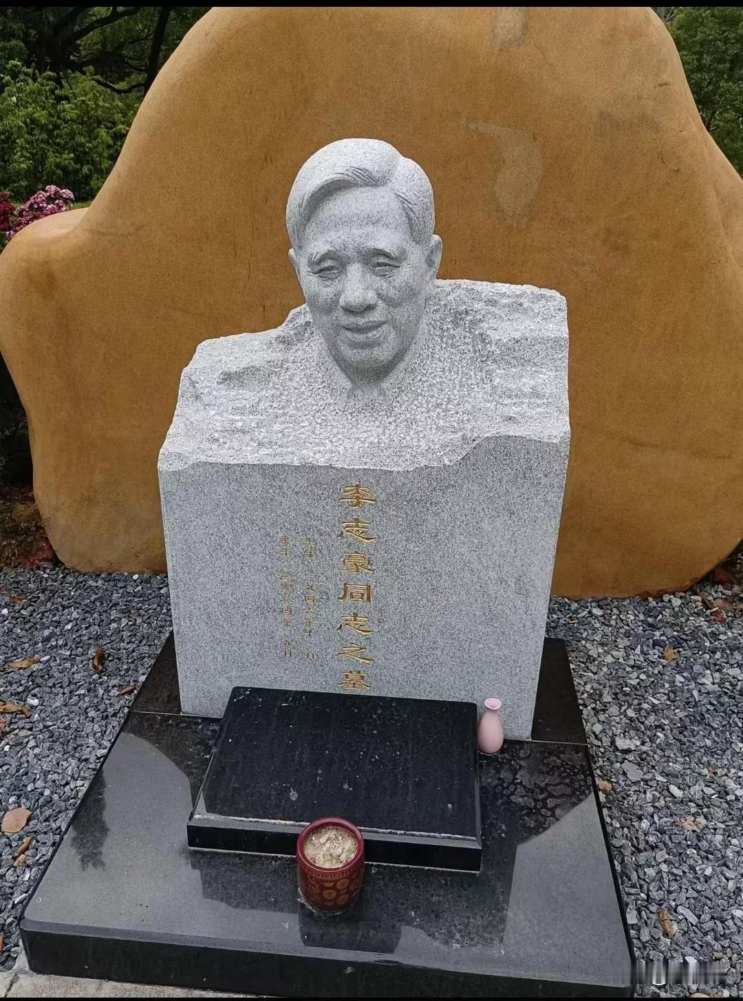 已经去世了，
去看过他的墓。

据庞大为说，他第二次去大陆和刘连昆见面时，就发现