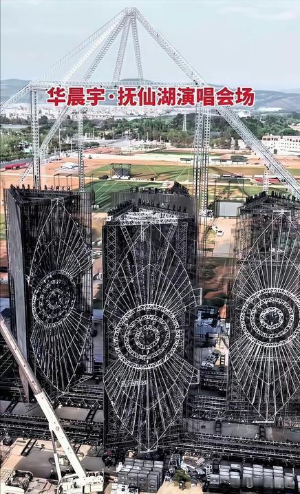 娱乐圈近来两件事情，都有点“去伪存真”的味儿！

华晨宇演唱会被叫停，表面上是娱