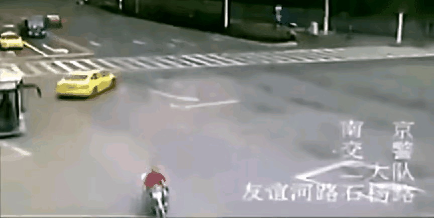 这司机还能抢救一下吗？
#这司机不明白# #还能撞到这好事# #这司机真倒霉# 