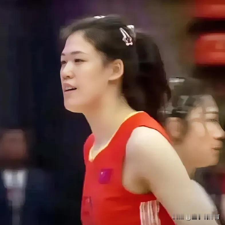 李盈莹时隔185天复出，令球迷手心捏出了一把汗！

今天，中泰女排热身赛，中国女