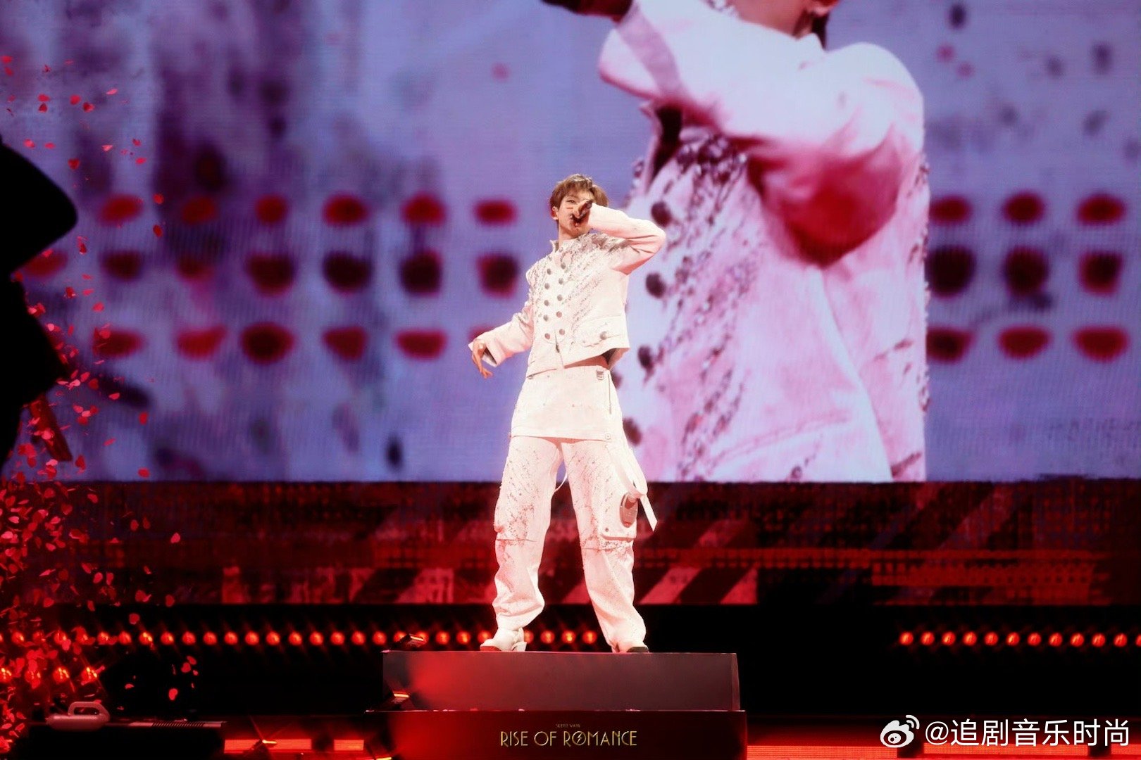 汪苏泷演唱会的彩带是钥匙钥匙形状的彩带飘下来的那一刻，突然懂了汪苏泷的浪漫：所有