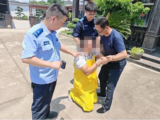 “没想到上人民日报了！”嘉兴海盐民警押解嫌疑人前往现场指认，本来只是一趟常规办案