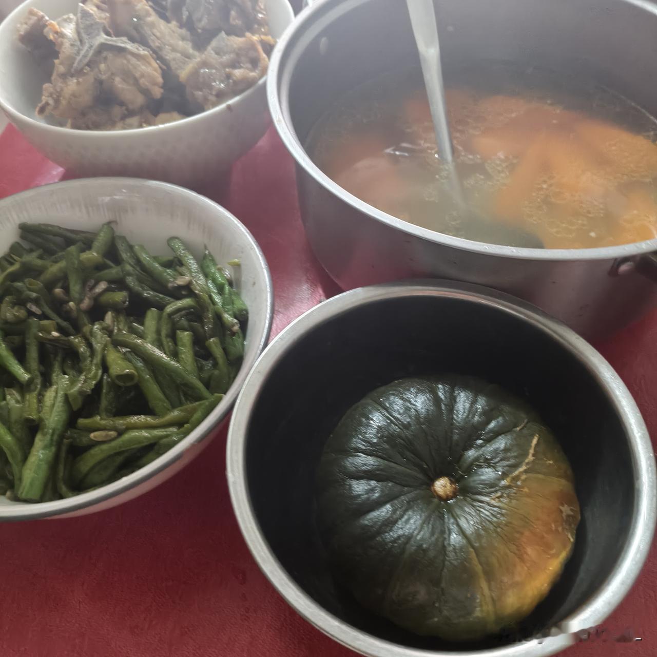 家常便饭，一锅热腾腾的汤，配上绿油油的豆角和香煎肉块，简单却美味。