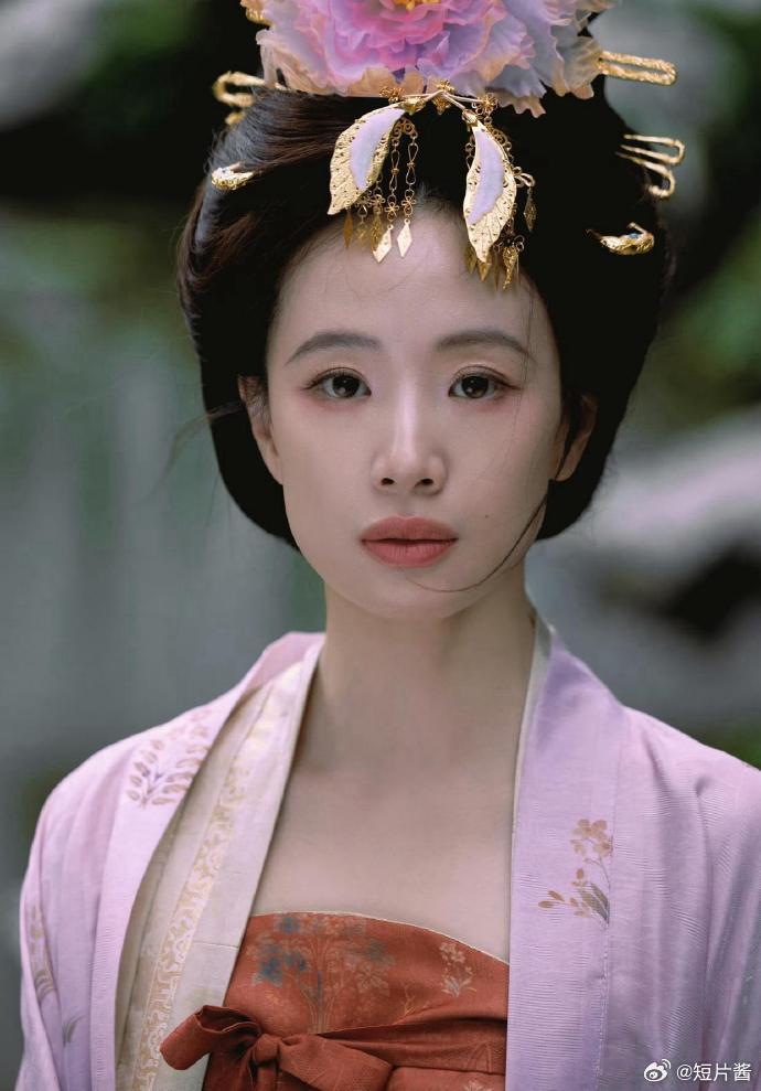 1. 李梦算不上是耍大牌，她从学生时代脾气就比较直接，对待身边所有人都一样，不会