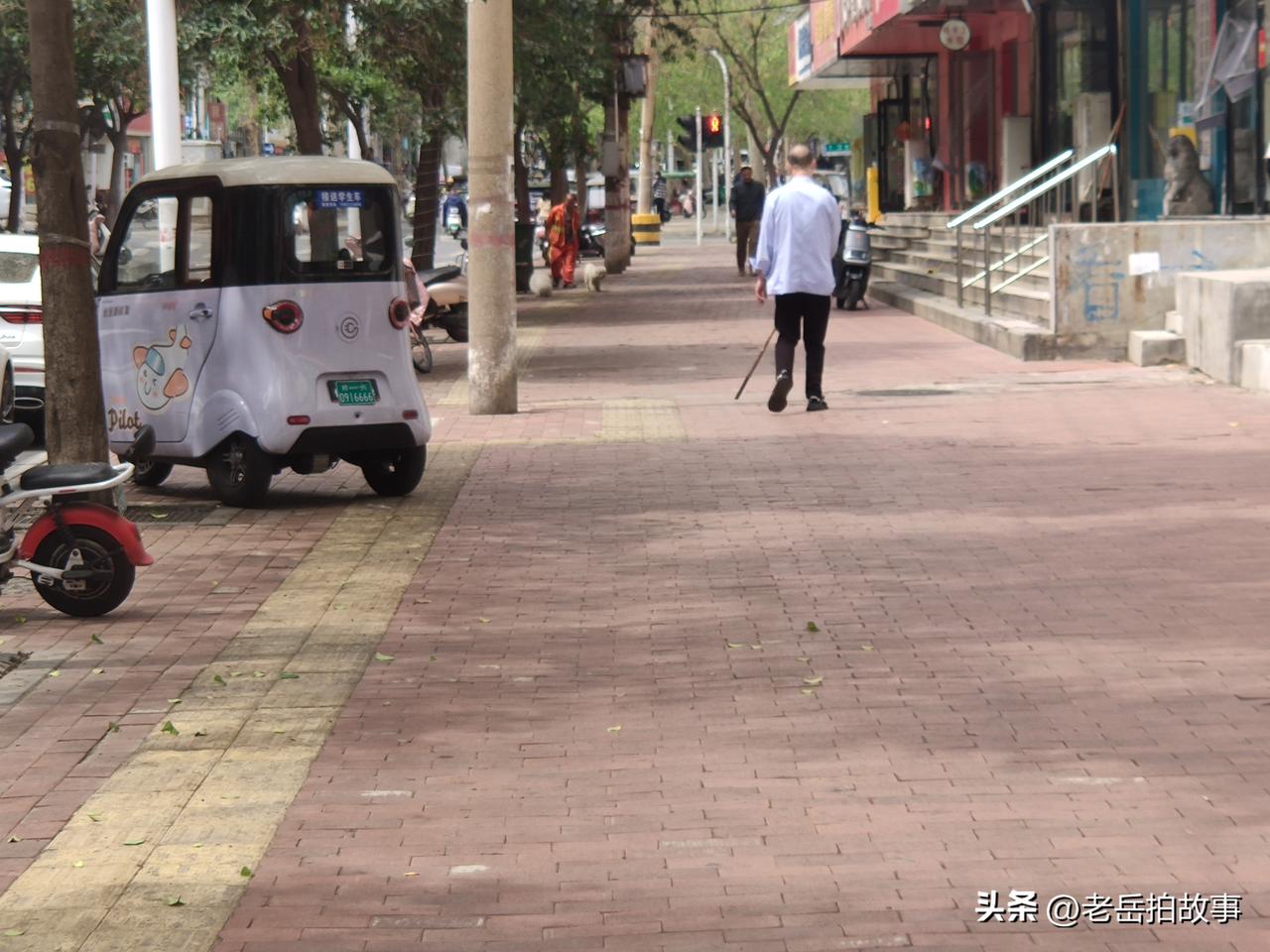 请把盲道还给盲人:今天上午在郑州街头有幸与一位盲人朋友同行，本是路遇，他走在我的