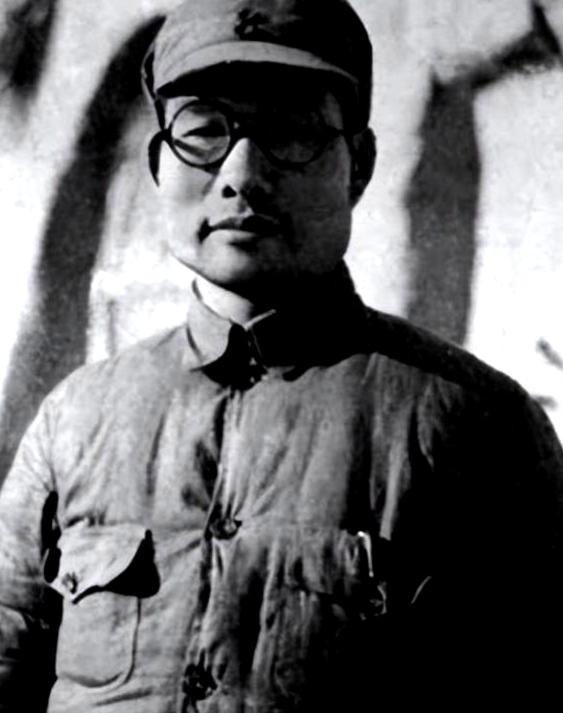 1973年，萧劲光正在批阅文件时，突然得知当年救他一命的恩人尚在人世，他当即抓起