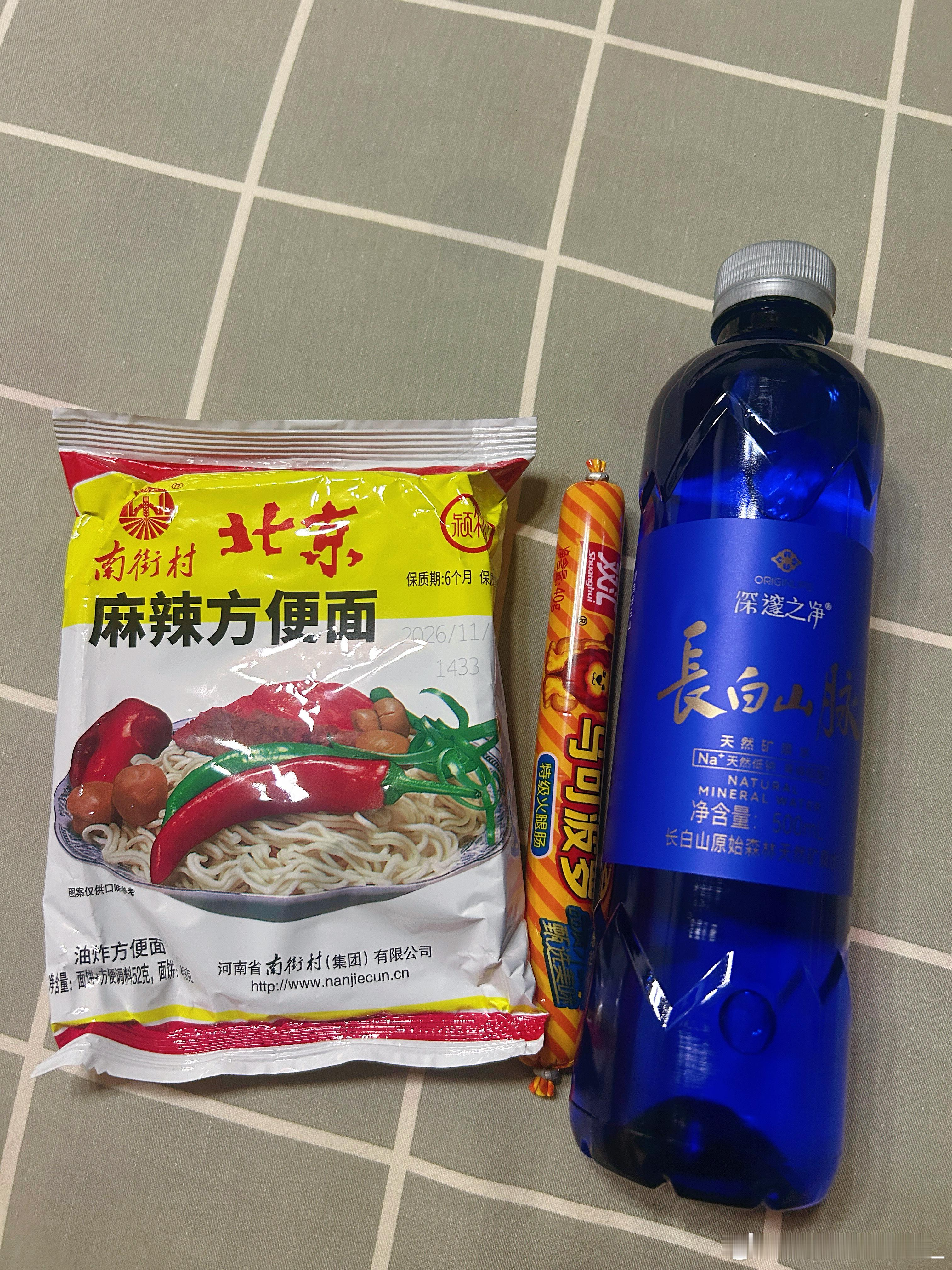做晚饭之人没有吃晚饭。这会饿的前俯后仰睡不着。来包方便面和火腿肠。在配着我飞哥不