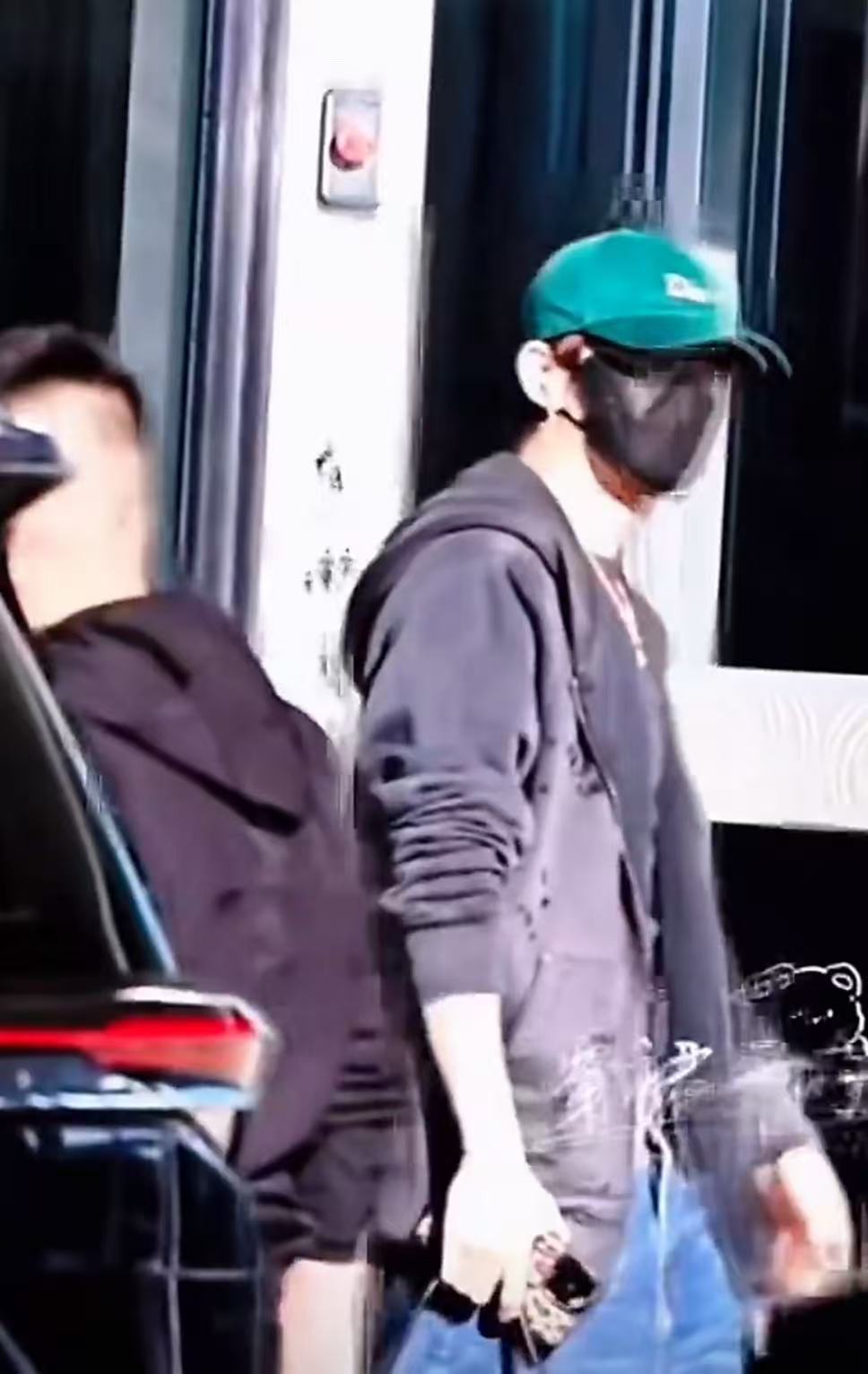 邓为这套变工作服了邓为迪奥南京活动路透邓为这套变工作服了，帅啊，