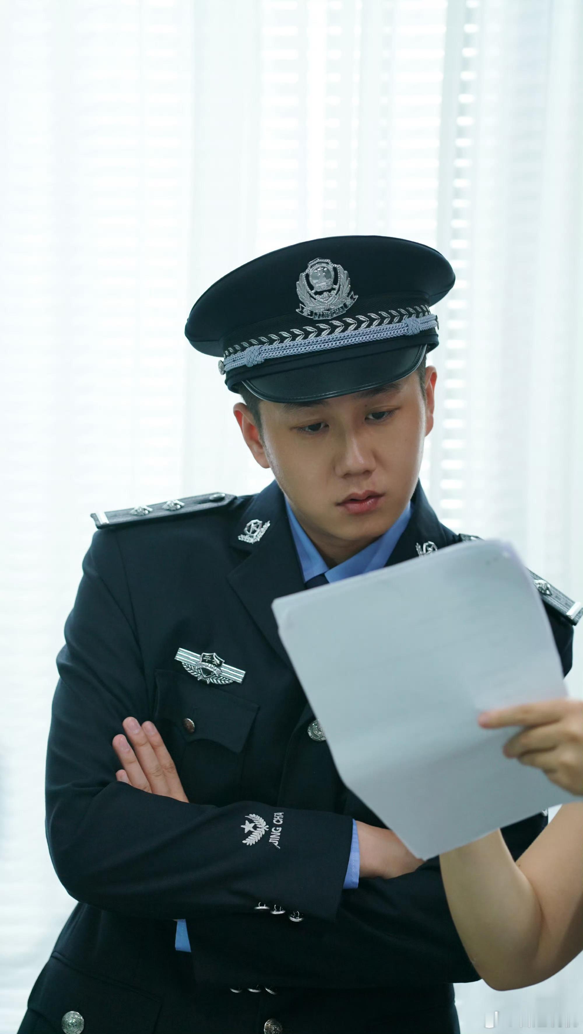 三十岁的他，得到张嘉益提携，得到观众喜欢，演完《主角》，演完《低智商犯罪》，现在