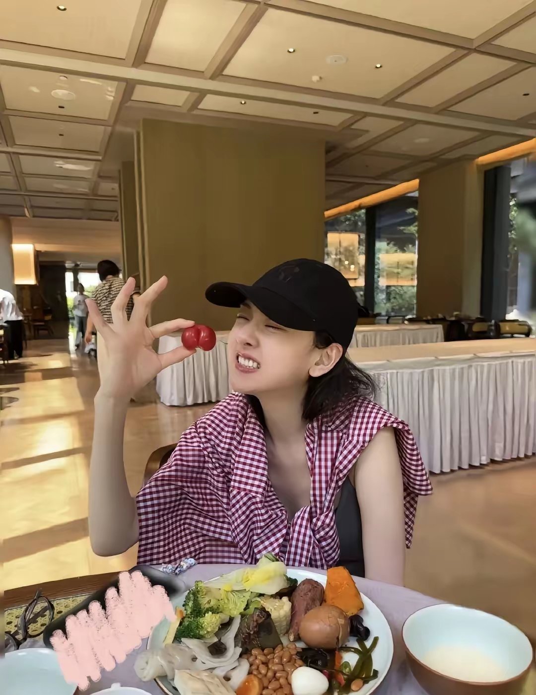 宋祖儿吃饭都是素的，难怪这么瘦！ 