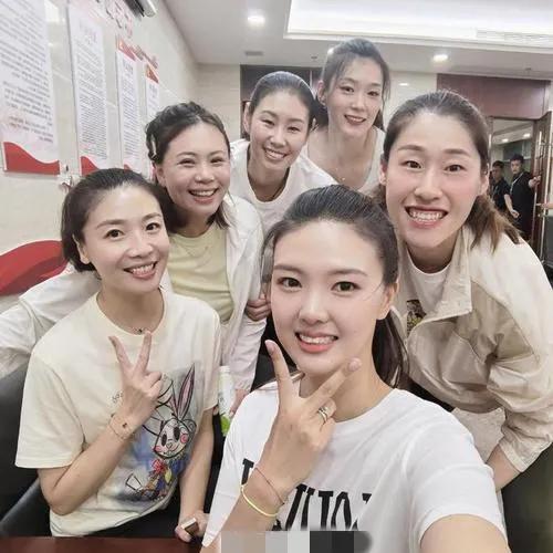 中国女排一向盛产美女，秀韵多姿的张常宁、魏秋月一直是女排的颜值担当；曾春蕾眉欢眼