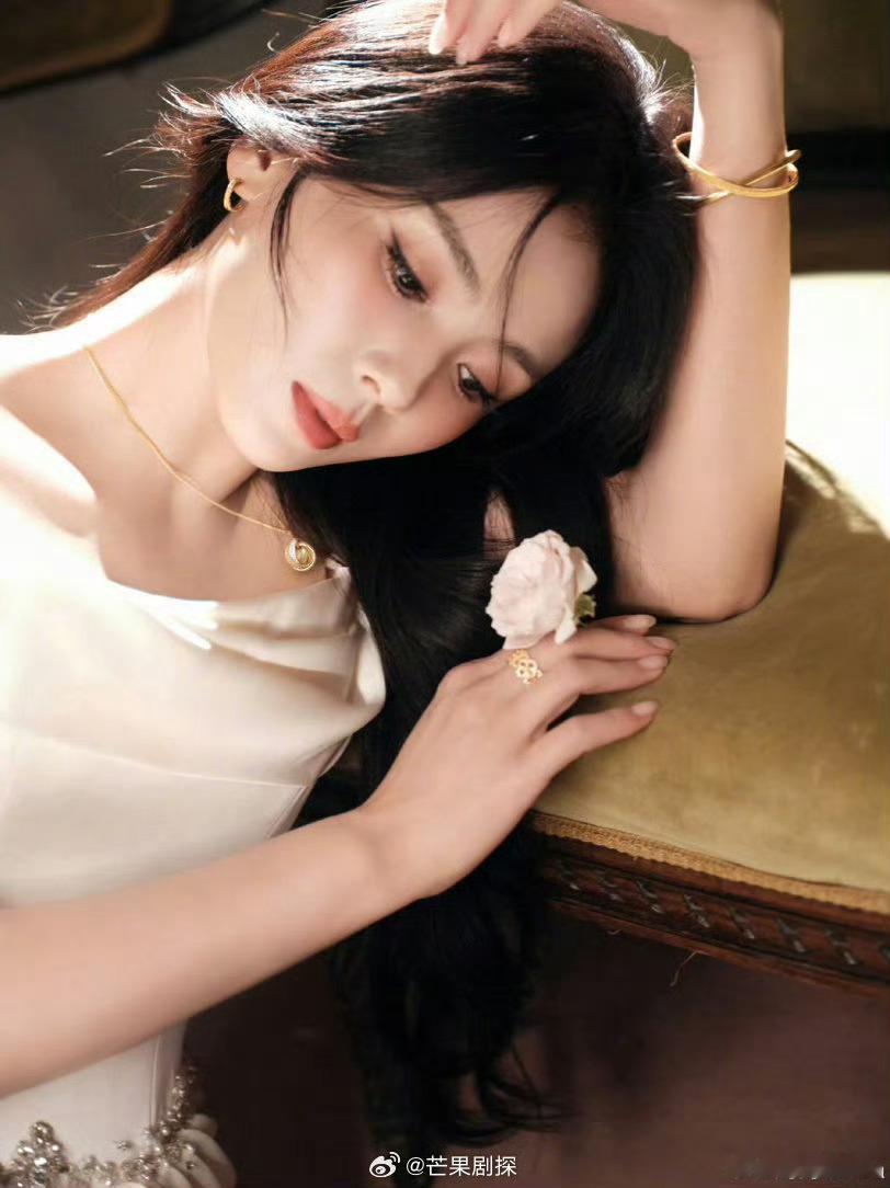 刘涛晒金鹤龙画的杏韵妆刘涛的杏韵妆太美惹，完全挪不开眼，站在哪就是优雅知性，温婉