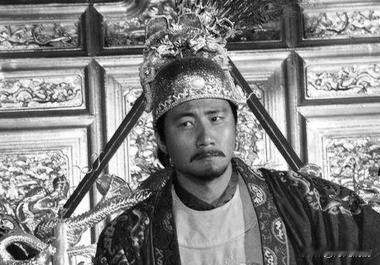 洪武二十八年的南京城，刑部照磨所的九品小官林舒缩在被窝里，突然听到家门被"砰"地