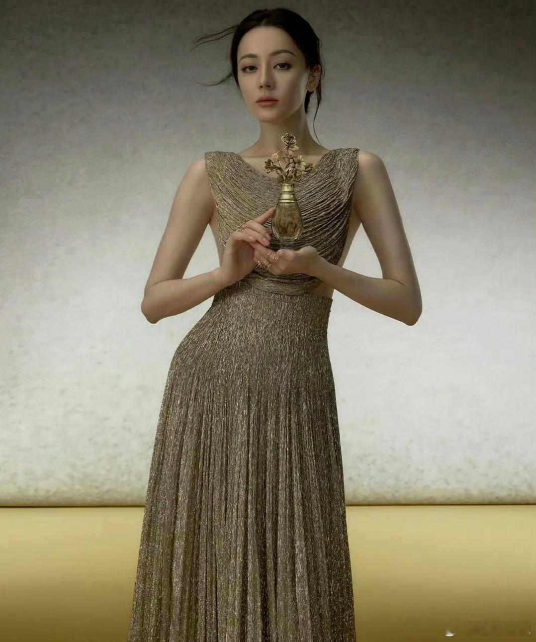 迪丽热巴真的是行走的衣架子！怎么穿什么都怎么好看！这套土豪金系列我好爱！真的太矜