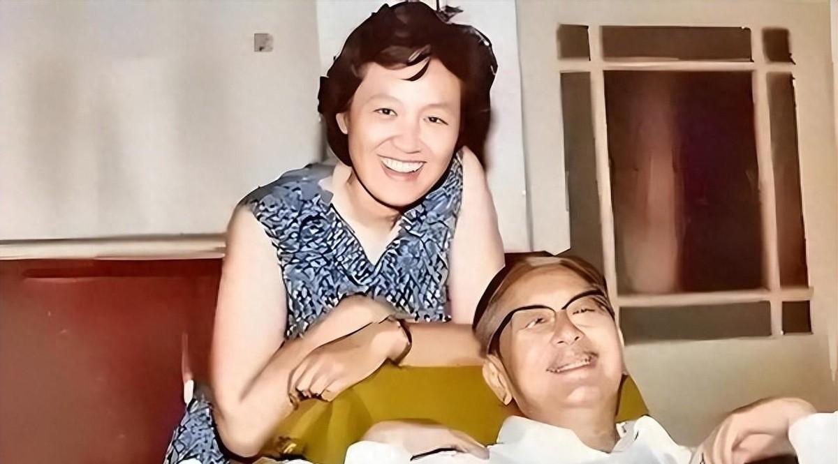 1974年乔冠华与章含之新婚时留下合影，笑容灿烂温暖，章含之的美丽模样令人动容！