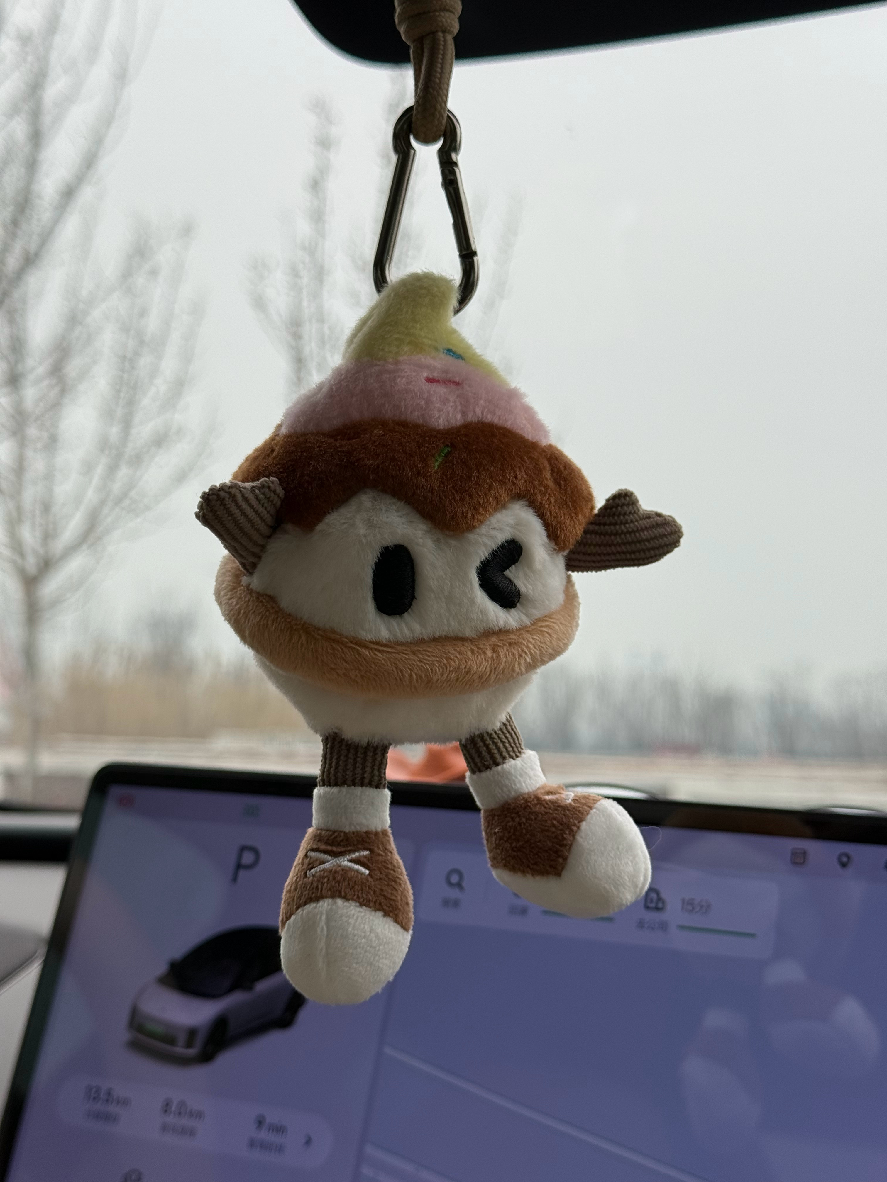 这个帆布包最近好像特别火！大老爷们都要被萌化了！我发现最近理想的周边做的真的是风