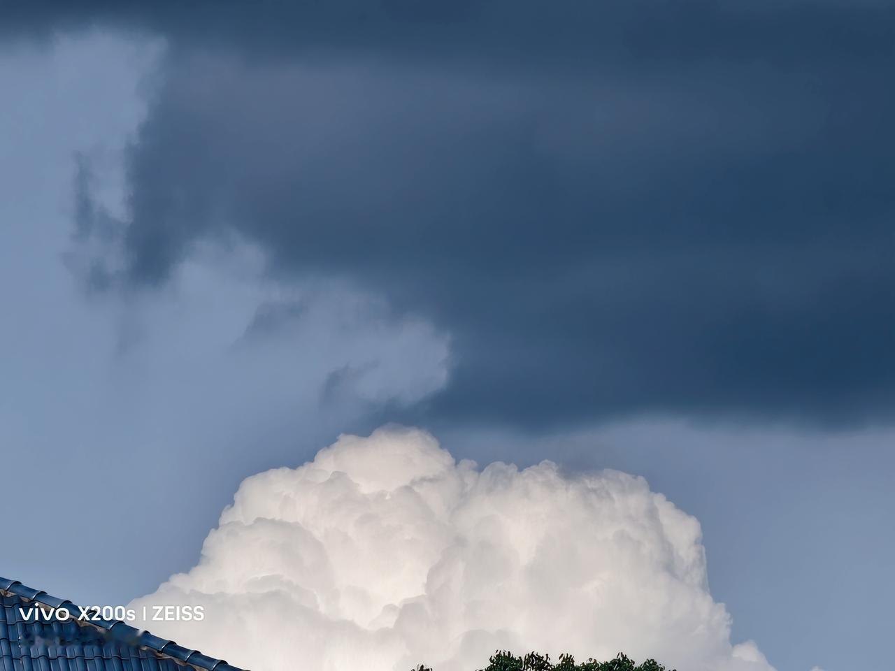 夏日生活打卡季对决赛：2026年7月7日15:56，随州市天空出现了乌云与白云对