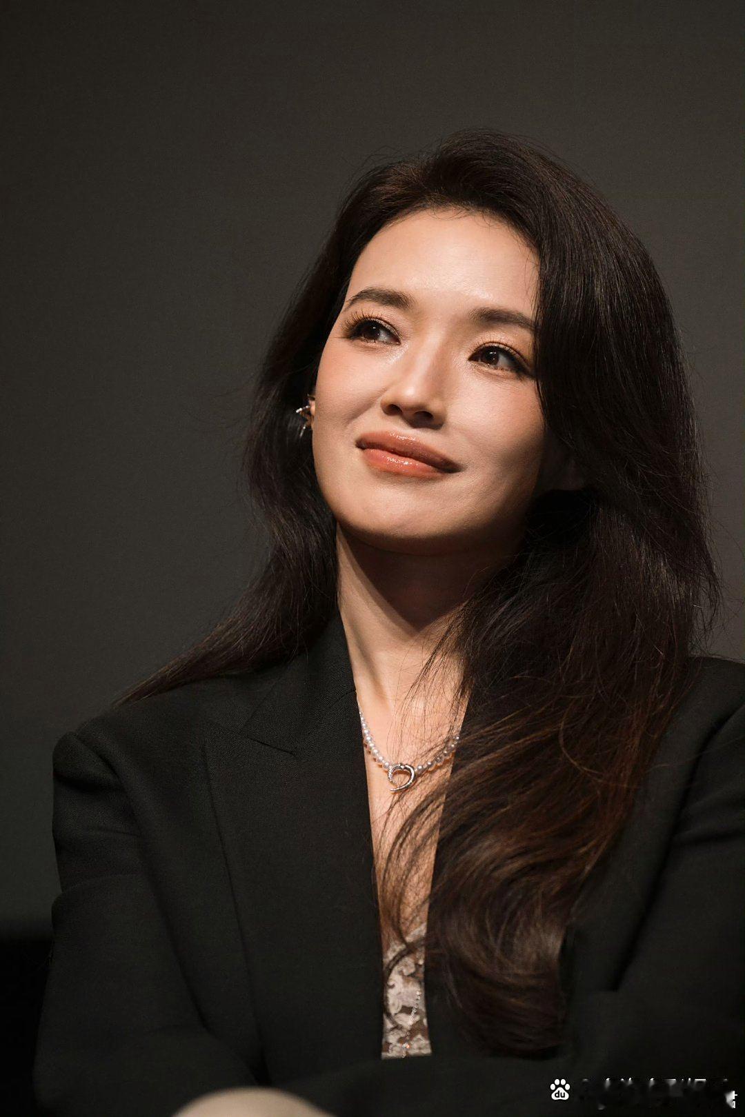 舒淇亮相釜山电影节，她以《回魂记》主演身份出现，她的状态太好了，靓丽又风情万种！