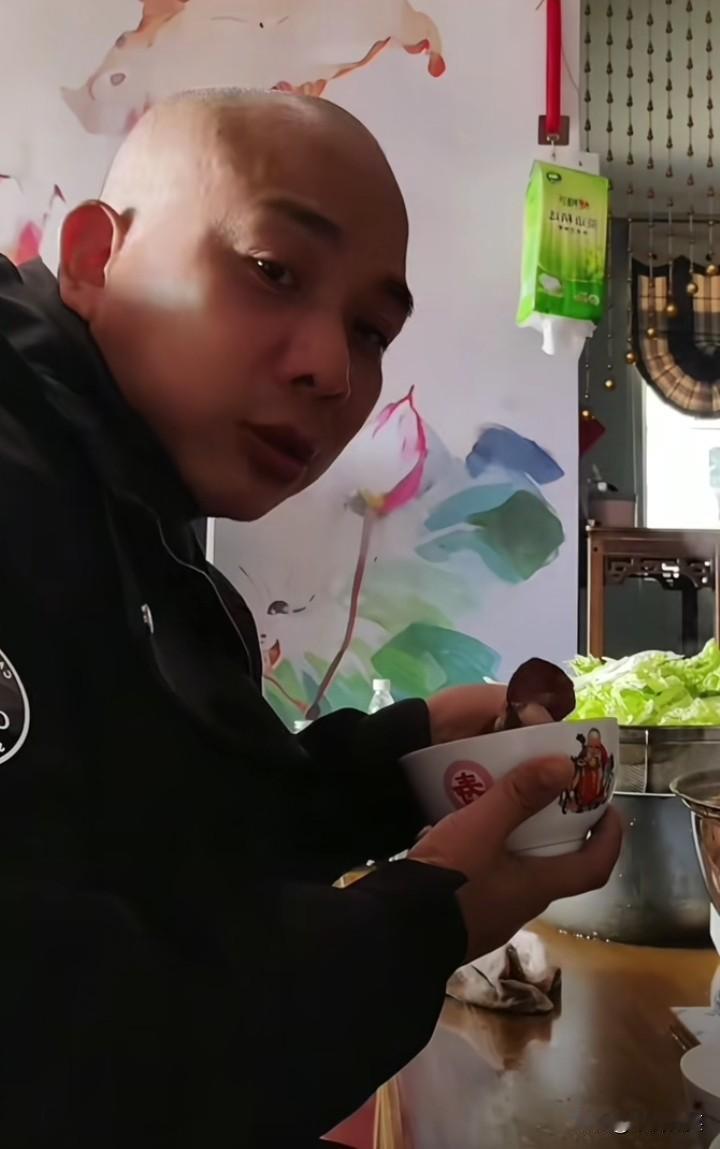 老中医这是要背刺了嘛！说看到一个裁判长跟选手在一块抽烟，又牵扯出苗王，大家都知道