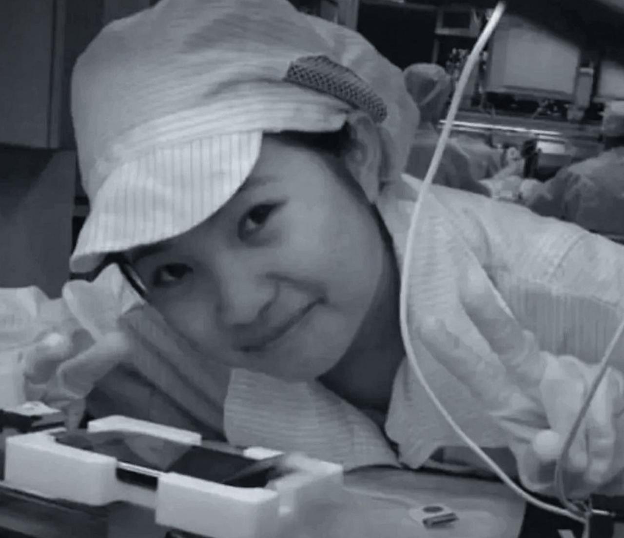 2008年，贵州有个妹子在富士康干活。她闲着没事用没做完的苹果手机拍照，拍完忘删