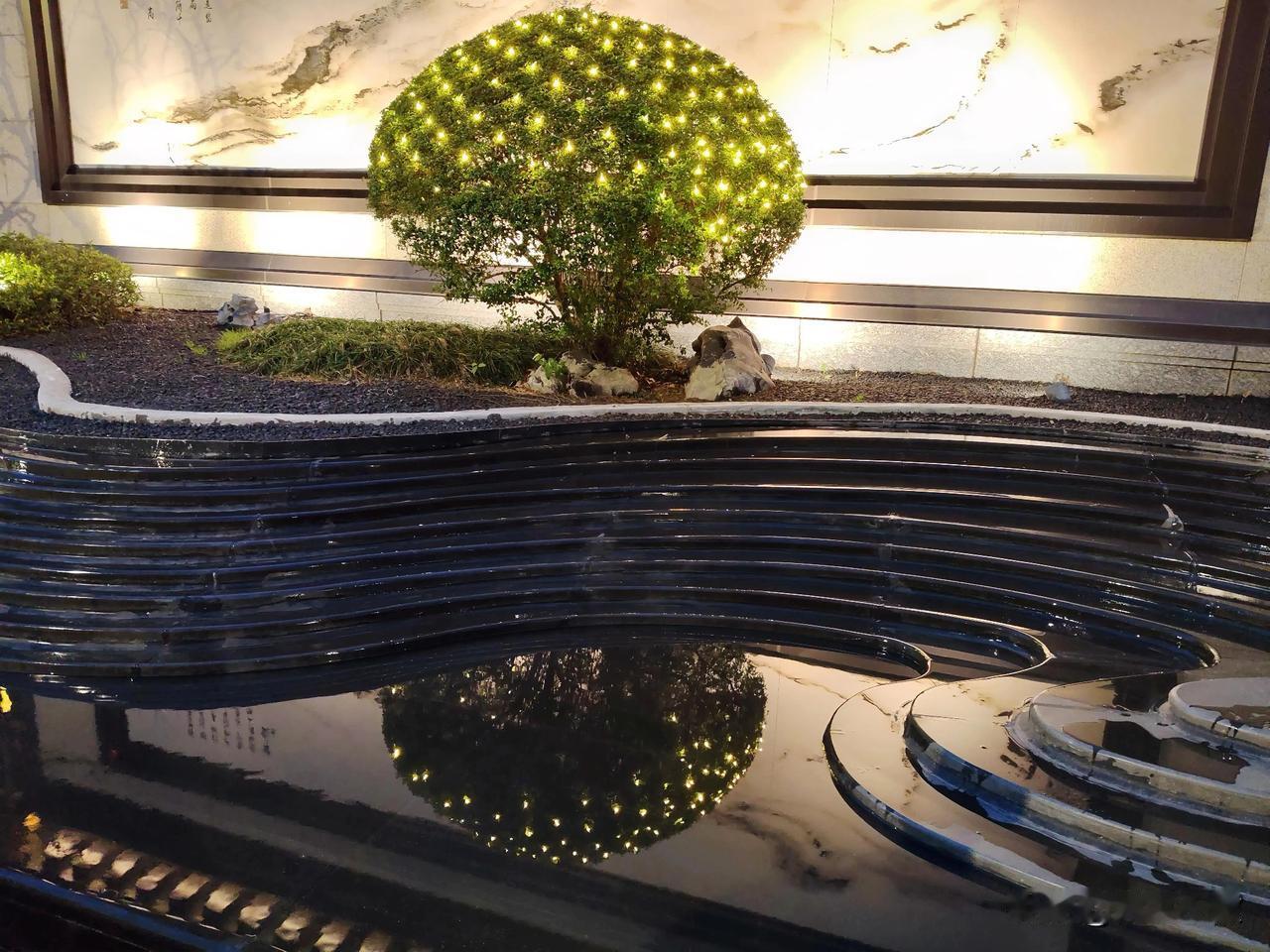 天南地北大拜年永康城某小区迎新年，门口装点的彩虹灯。