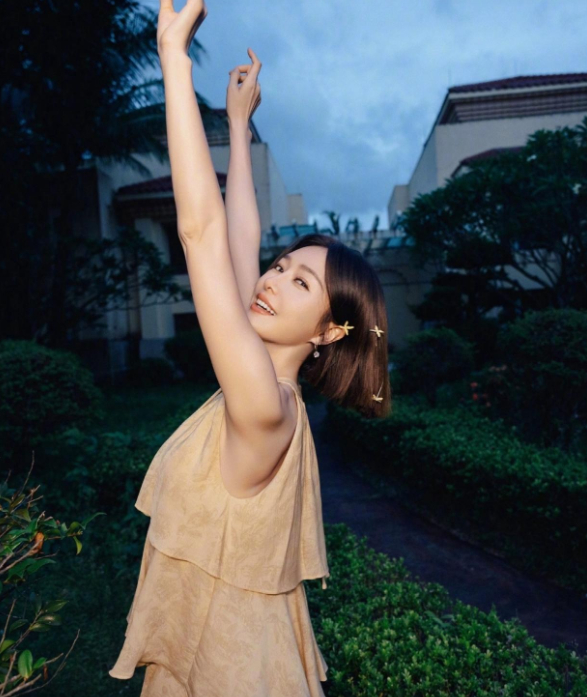 1. 秦岚的嗓子现在虽然恢复了，但只要一累，还是会变哑，而且这情况没个准儿，不知