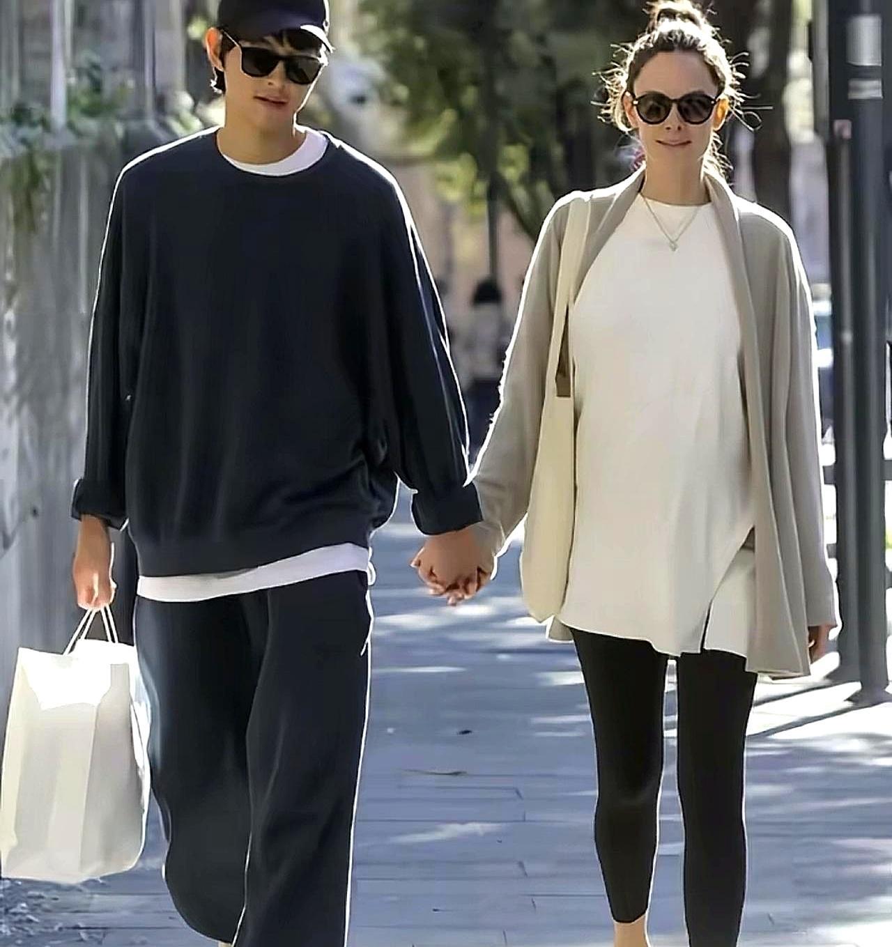 他娶了语言家教老师，现在连洗头的时间都没了。
 
当年拍《文森佐》，他找的意大利