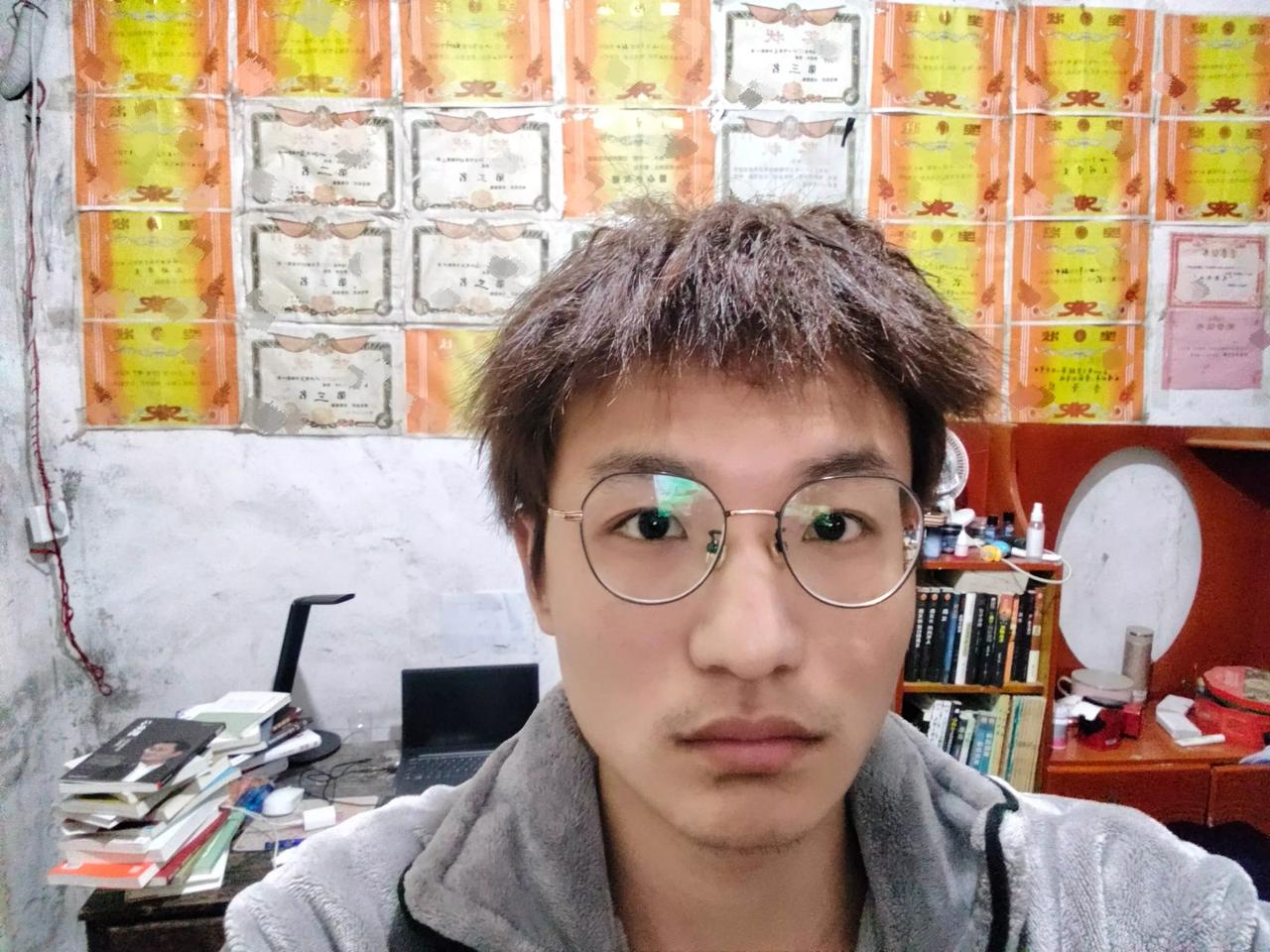 一个农村孩子，连续考研5年，想靠读书逆天改命。

有人说他执着，有人说他该放下，