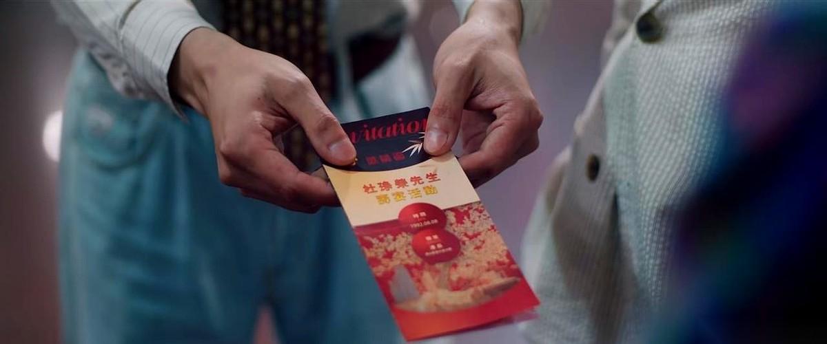 《你好1983》这剧情是真上头了。
黑洞洞的枪口，直接顶在了周诚的车窗玻璃上。对