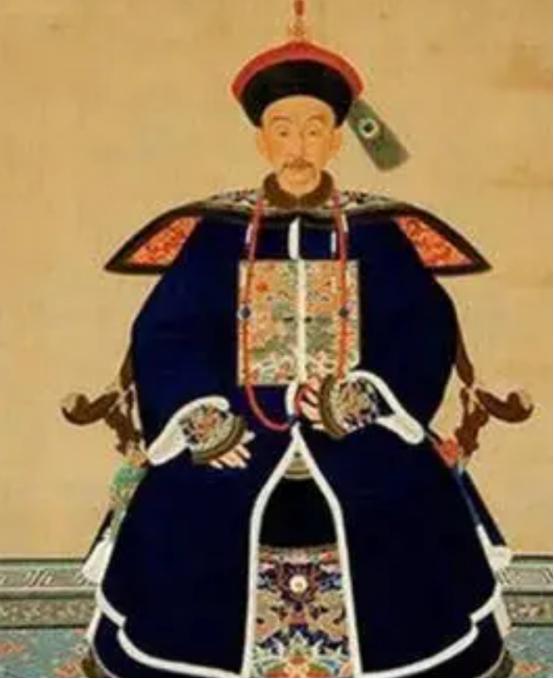 1749年乾隆亲自审问川陕总督张广泗，下令严刑拷打。张广泗满身是伤，但还是不停辩