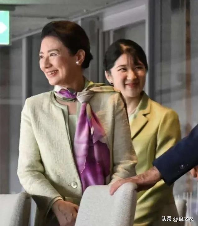 我觉得爱子公主的长相比两个姐姐好看呀，虽然姐姐们的眼睛大娇俏可人，但总觉得小家子