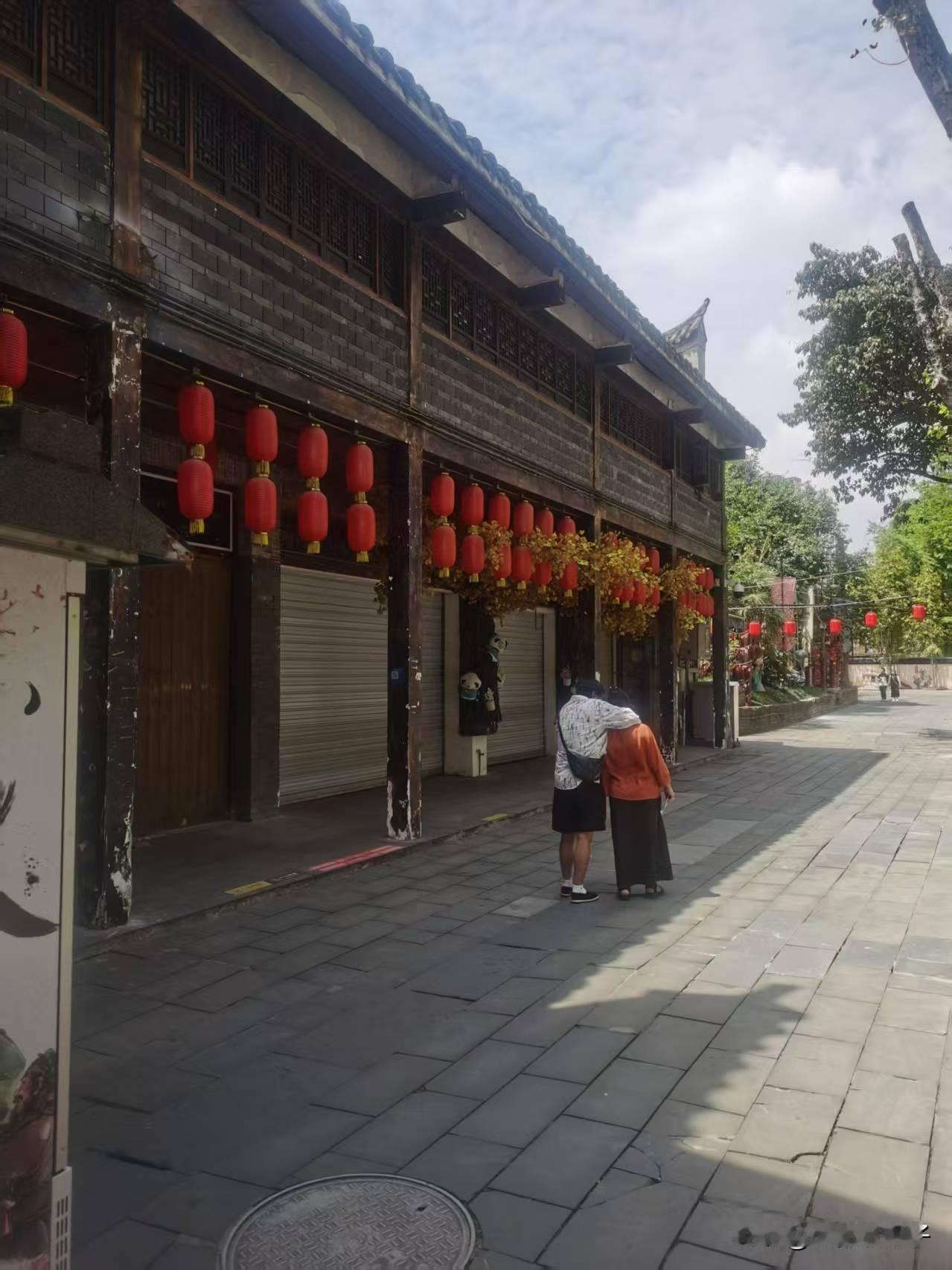 锦里生意不好做吗？第三期都撤了|||昨天去锦里看了看，发现现在锦里的游人并没多少