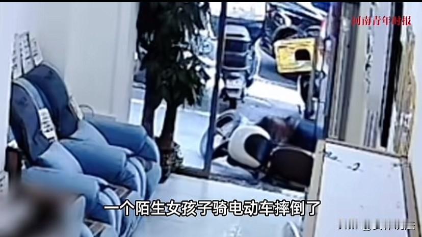 女子骑车在一美甲店门口摔倒，还把隔壁商户的电动车撞裂口了，而后没吭一声便走了。怎