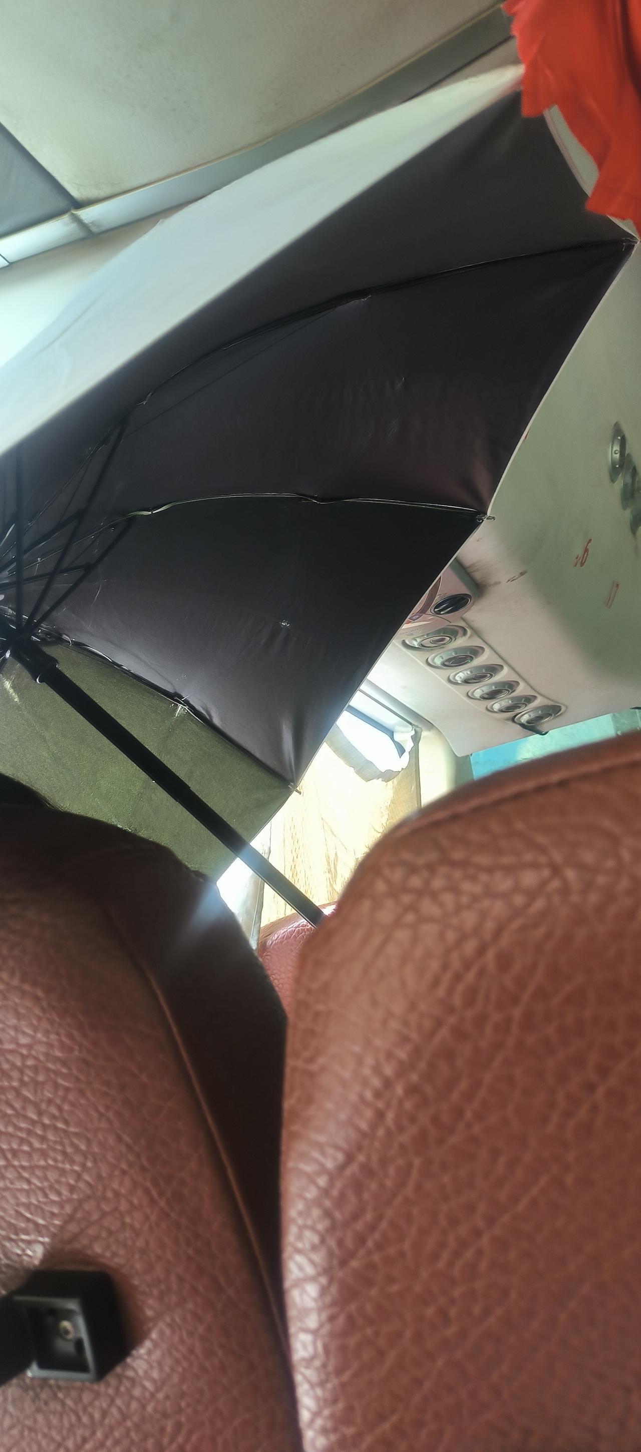 坐长途大巴时，你们可曾见过有旅客撑伞遮挡太阳的场景？
欸，今天就让我碰上了。不得