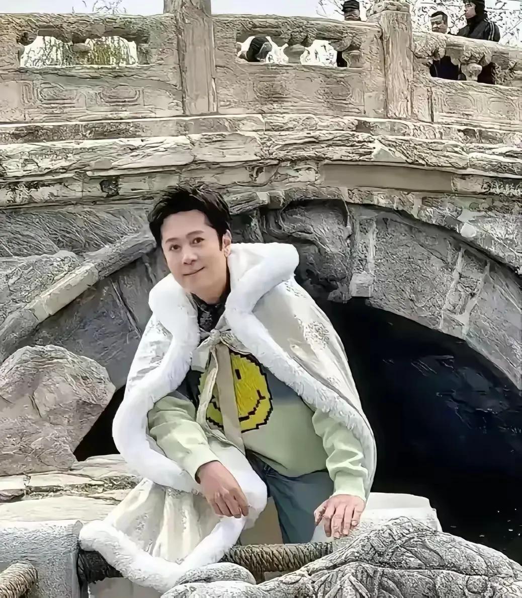 老蔡这些年也老了，名气和以前比也变得小了，想当年这个小帅哥一出现，也曾经成为无数