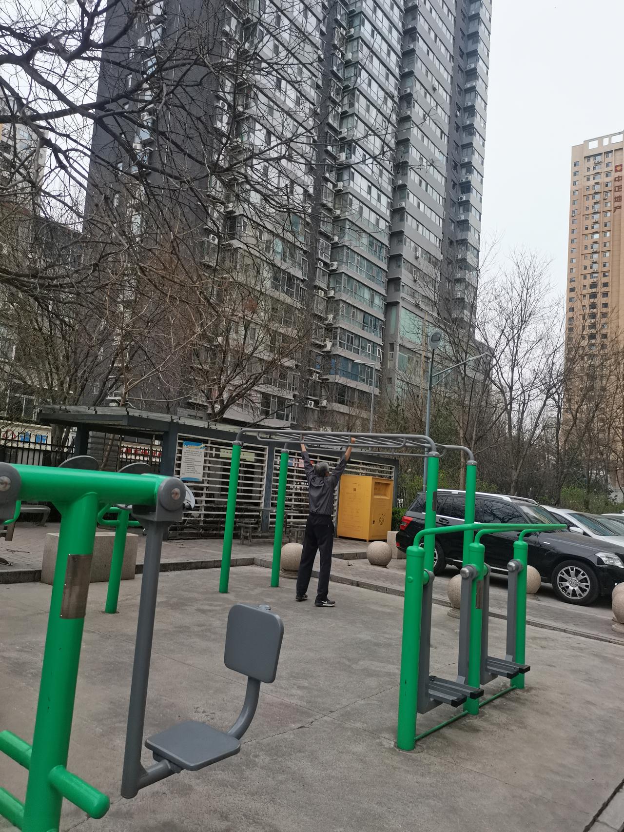 在我们宿舍楼的大院里，有几个超重的男孩，还有三个体型偏胖的女孩，这都归因于他们家