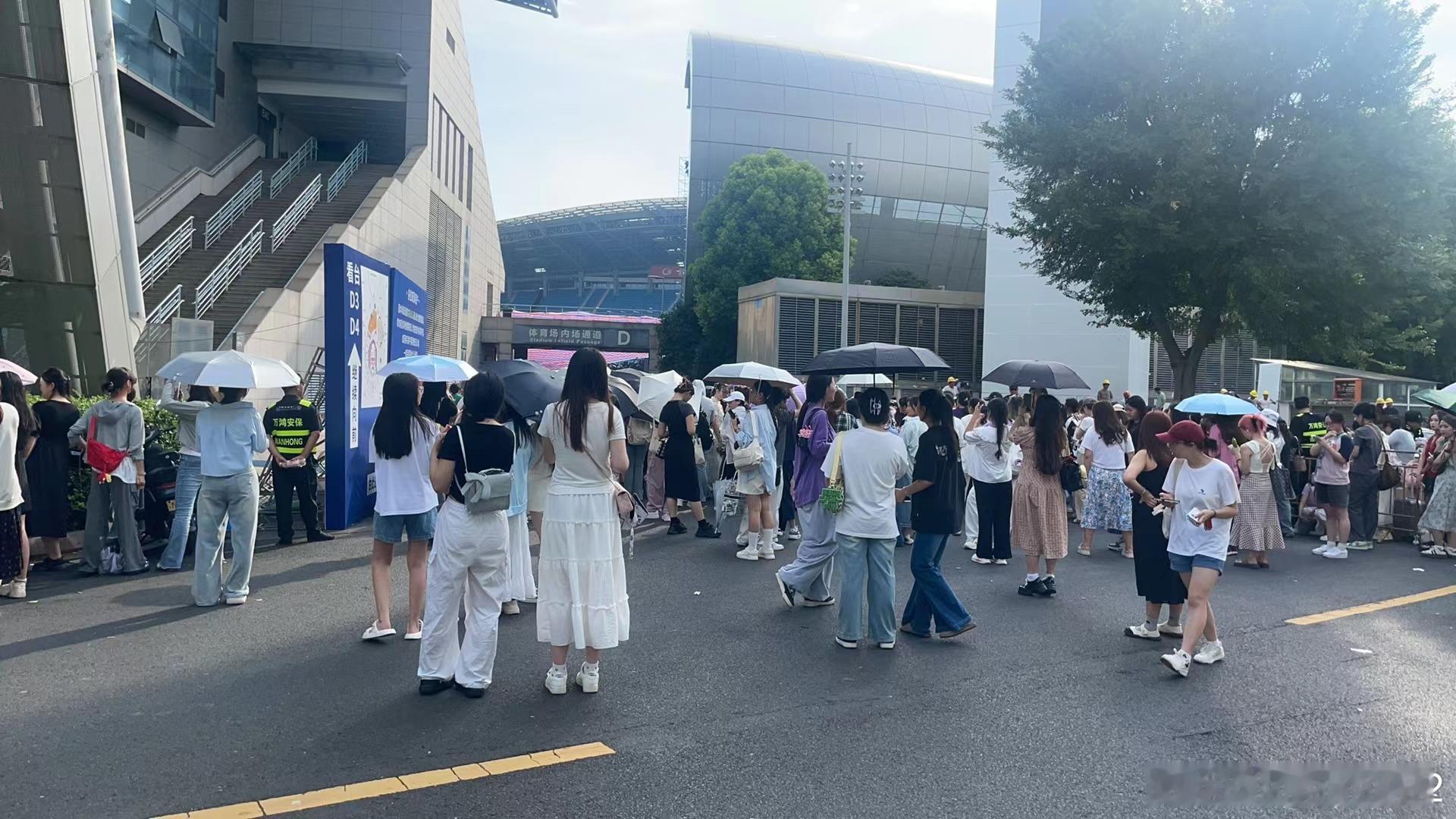 时代少年团周末在我单位旁边的奥体开演唱会，同事说他这两天车都没地方停，哈哈哈这么